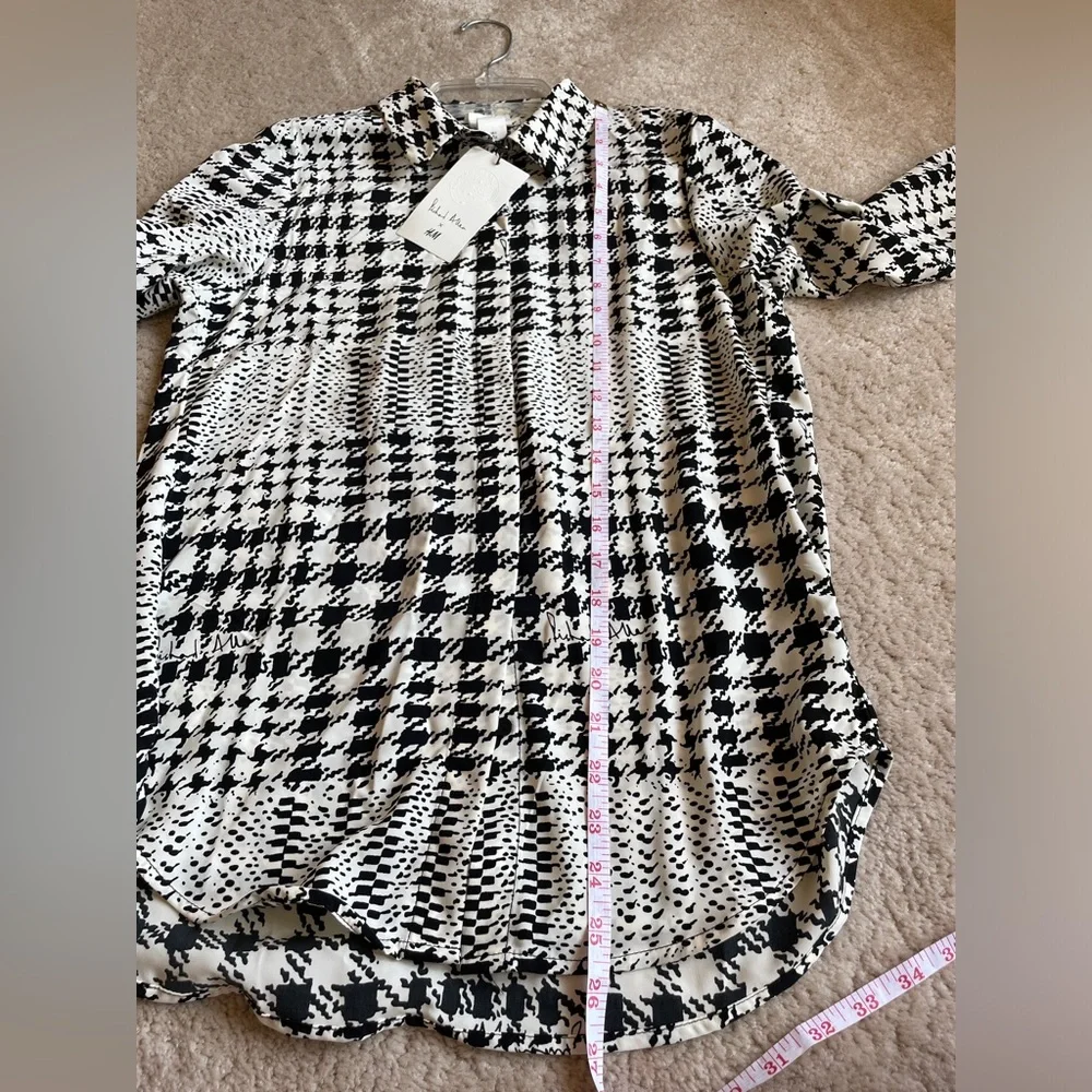 NWT H&M Women’s Black and White long sleeve button down blouse. Size 0 - Picture 11 of 11
